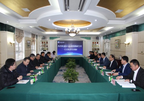 2月21日，市人大副主任張建剛一行到華東公司走訪調(diào)研，集團(tuán)董事長(zhǎng)王達(dá)、總經(jīng)理劉富華等陪同調(diào)研。飲料集團(tuán)作為全市食品飲料產(chǎn)業(yè)鏈鏈主企業(yè)，要積極匹配城市發(fā)展戰(zhàn)略，帶動(dòng)產(chǎn)業(yè)鏈融合發(fā)展，進(jìn)一步提升品牌創(chuàng)新力和影響力，使“老字號(hào)”在創(chuàng)新中煥發(fā)“新活力”。圖為座談會(huì)現(xiàn)場(chǎng)(1).jpg